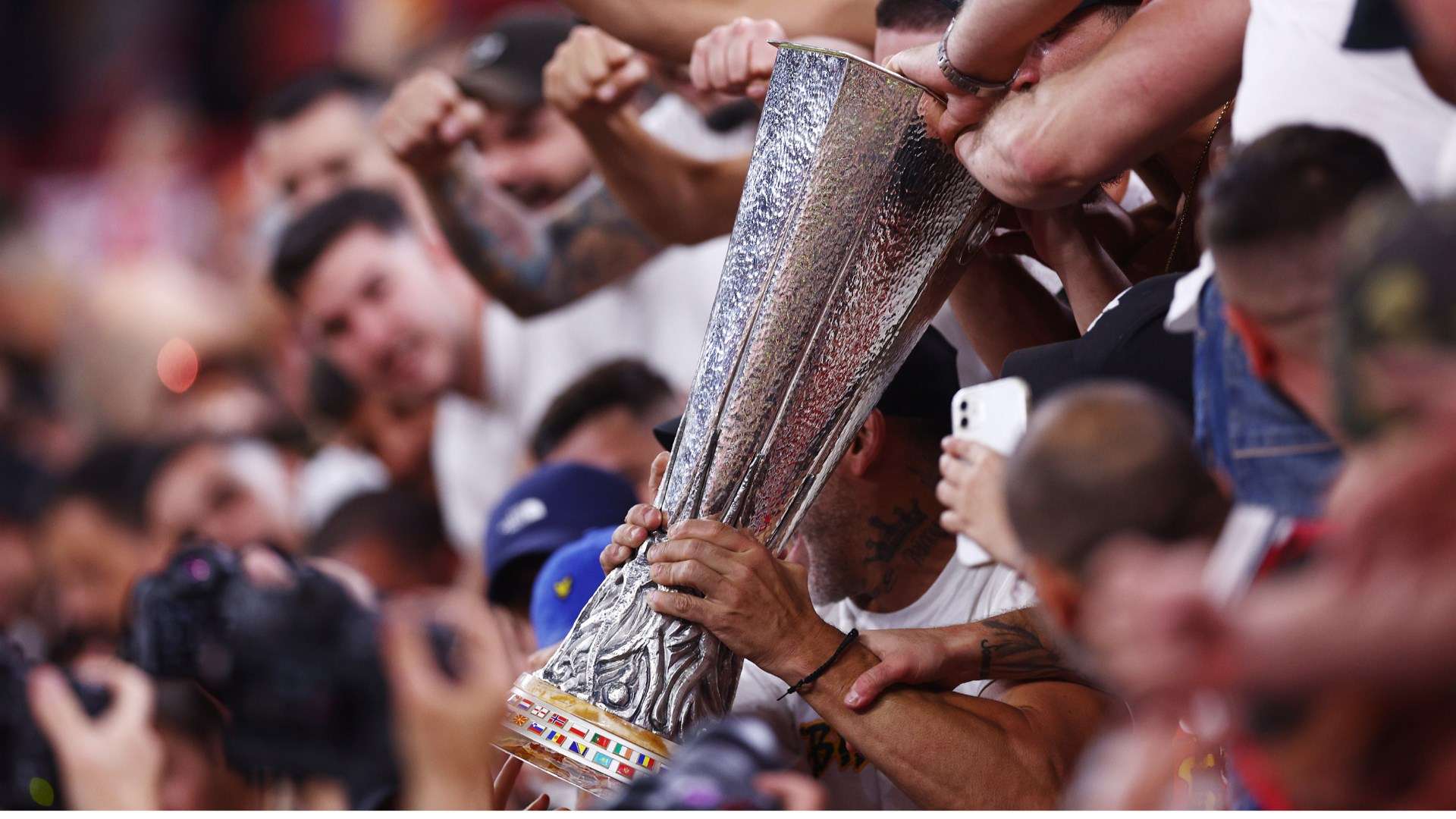 从“魔都大小姐”拼成“钢铁女战士”，上海女排险胜天津女排一只脚踏进决赛.